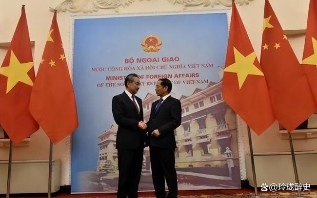 特朗普自导自演关税闹剧，越南被坑向中国表忠心？美国政策成笑话 越南冷静回应重塑战略选择