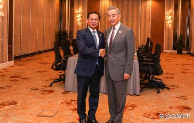 特朗普自导自演关税闹剧，越南被坑向中国表忠心？美国政策成笑话 越南冷静回应重塑战略选择