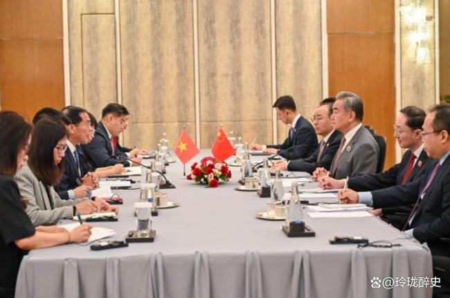 特朗普自导自演关税闹剧，越南被坑向中国表忠心？美国政策成笑话 越南冷静回应重塑战略选择
